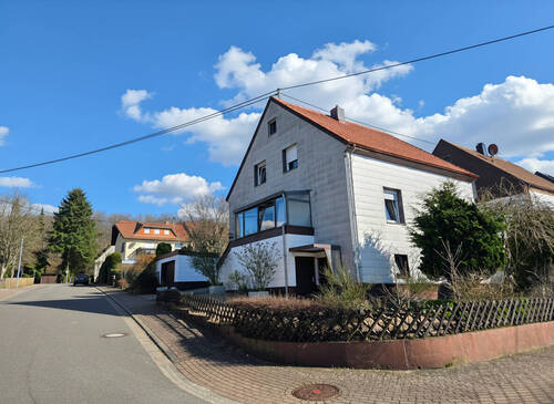 haus-aussen - 6 Zimmer Mehrfamilienhaus, Wohnhaus zum Kaufen in Schiffweiler