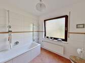 Anbau / EG-Wohnung / Tageslicht-Wannenbad - 