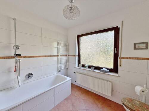 Anbau / EG-Wohnung / Tageslicht-Wannenbad - 