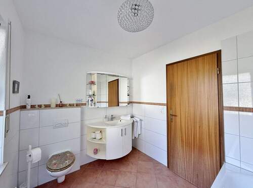 Anbau / EG-Wohnung / Tageslicht-Wannenbad - 