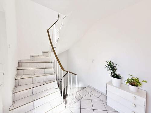 gepflegtes Treppenhaus - 9 Zimmer Mehrfamilienhaus, Wohnhaus zum Kaufen in Delmenhorst