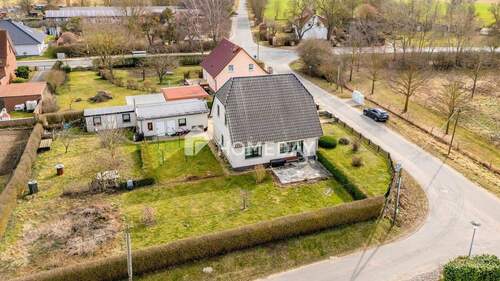 Außenansicht Drohne 3 - Viel Platz für Ihre Träume: Gepflegtes Einfamilienhaus in traumhaft ruhiger Ortsrandlage