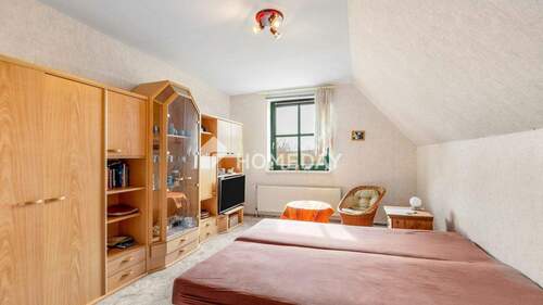 1. OG Schlafzimmer 1 - 