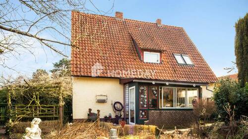 Außenansicht 2 - Gemütliches Einfamilienhaus mit großem Grundstück, 5 Kaminen und Dachterrasse