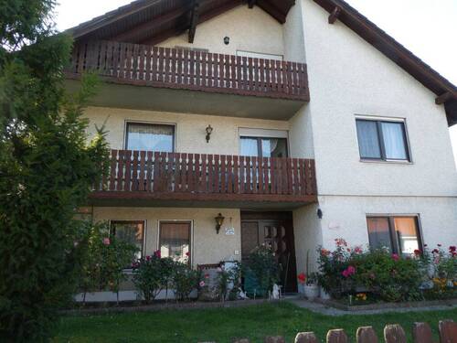2025_H-217_1.jpg - Einfamilienhaus, WF ca. 250 qm, NF ca. 300 qm, Doppelgarage, Nebengebäuden und 599 qm Grund. Großer Balkon und Loggia