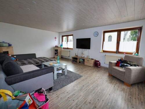 Wohnzimmer im Erdgeschoss Vorderhaus - Einfamilienhaus mit 362,80 m² in Aßlar zum Kaufen