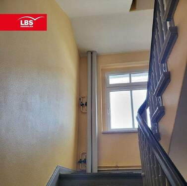 Foto Treppenaufgang mit Heizungsverteilung - 