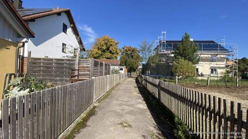 Fußweg auf der Westseite - Grundstück in Kaufering