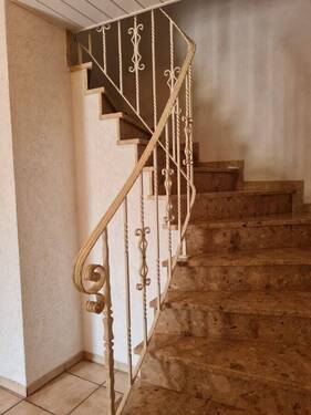Treppe zum Erdgeschoss - 