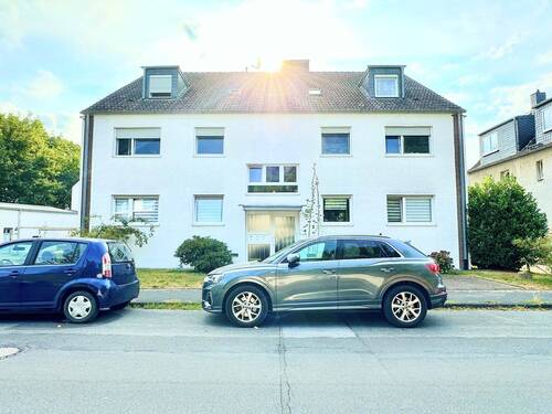 Außenansicht - Voll vermietetes 6-Parteien-Haus mit 11-Garagen in guter Lage und Hinterland-Baupotenzial