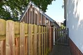 geschütze Rückseite der Garage mit Durchgang & Pforte zum Vordergarten - 