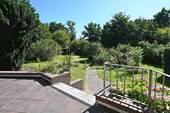 Blick von Terrasse in einen Teil des Gartens - 