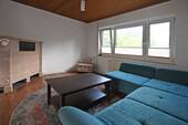 ein Teil des Wohnzimmers im Altbau, mit Kachelofen - 