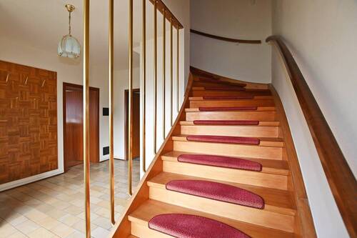 die Diele des Anbaus mit Treppe ins OG - 