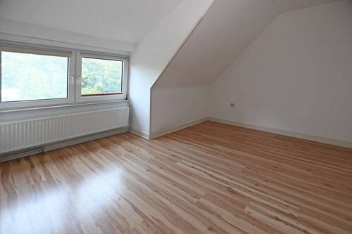 Eines der Zimmer im Obergeschoss des Altbaus - 