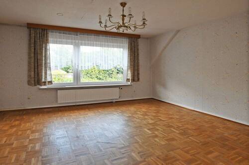Eines der Zimmer im Obergeschoss des Anbaus - 