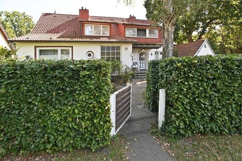 Eingangspforte, Blick in den Vordergarten - 