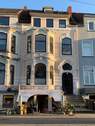Strassenfront - Mitten im Wachmannquartier! 3-Zimmer-Hochparterrewohnung mit Terrasse und Garten