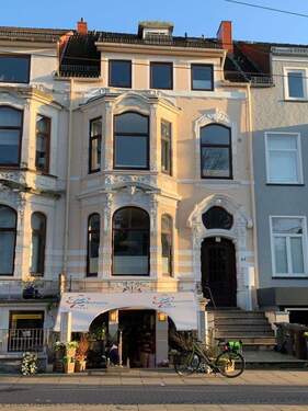 Strassenfront - Mitten im Wachmannquartier! 3-Zimmer-Hochparterrewohnung mit Terrasse und Garten