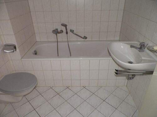 Bad - Etagenwohnung mit 42,70 m&sup2; in Zwickau zur Miete