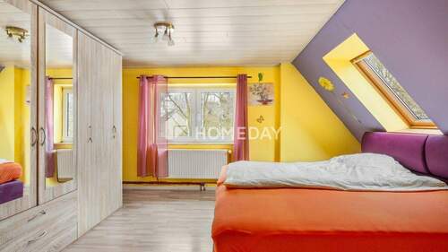 1. OG Schlafzimmer 1 - 