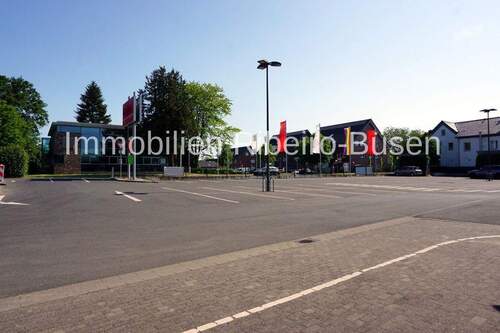 zahlreiche Kundenparkplätze vorhanden - 