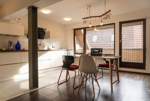 Wohnzimmer plus Küche - Wunderschöne Maisionette Wohnung in den Weinbergen - 3 Zimmer