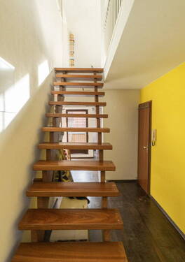 Aufgang Treppe - 3 Zimmer Etagenwohnung zum Kaufen in Kenren