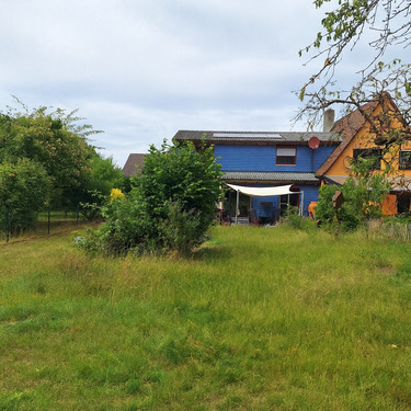 Blick Garten auf Haus.png - 