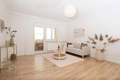 Wohnzimmer - Einziehen statt renovieren! Barrierefreie 3-Zimmer-Wohnung sofort bezugsfrei in Ulm-Böfingen