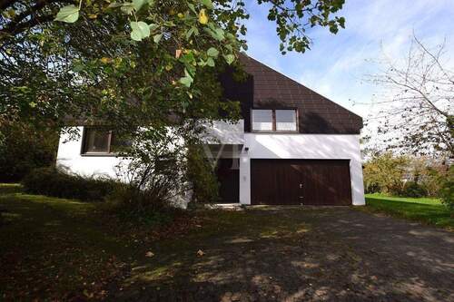 Hauseingang - 5 Zimmer Mehrfamilienhaus, Wohnhaus zum Kaufen in Dombühl