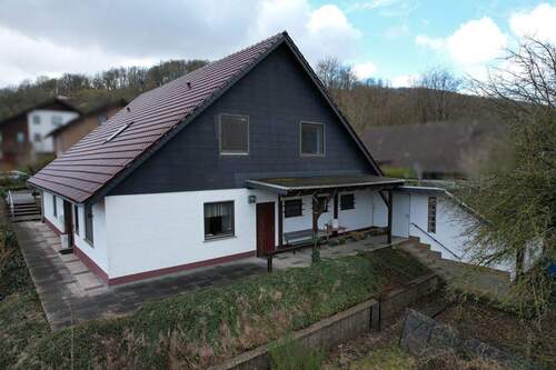 Hausansicht - 7 Zimmer Einfamilienhaus in Beverungen