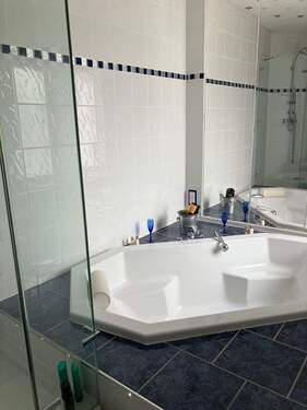 Großes Wellness Bad inkl. Dusche - 