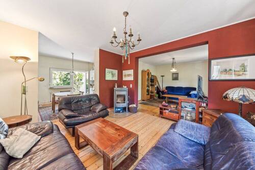 aktuelles Wohnzimmer: Blick in den geräumigen Wohnbereich, der sich offen präsentiert; bei Bedarf können separate Räume geschaffen werden - 6 Zimmer Einfamilienhaus in Berlin