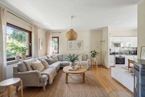 Die Visualisierung des Wohnbereiches zeigt eine alternative Möblierung - Einfamilienhaus mit 141,00 m&sup2; in Berlin zum Kaufen