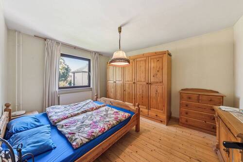 Ist-Zustand: Das Elternschlafzimmer bietet Platz für ein Doppelbett und ausreichenden Stauraum - 