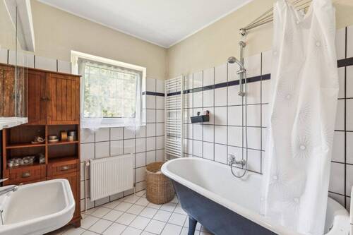 Ist-Zustand: Im Hochparterre befinden sich ein zu renovierendes Wannenbad sowie ein separates WC - 