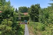 Der grün angelegte Garten bietet Rückzugsbereiche und liegt in ruhiger Nachbarschaft - 