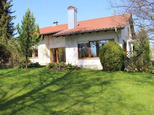 Hausansicht - Am Ende der Straße steht ein Haus am See! Exklusives Einfamilienhaus mit Seeblick in Lautrach
