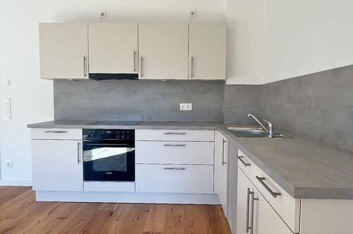 Einbauküche mit Anschlussmöglichkeit für eine Spülmaschine - 2 Zimmer Etagenwohnung in Hamburg