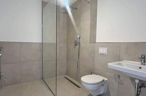 Duschbad mit Waschmaschinenanschluss - 