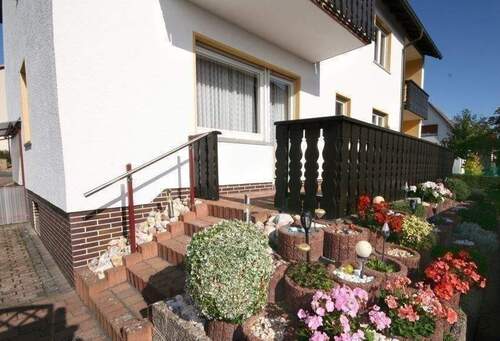 Aussenansicht Terrasse - gepflegtes Einfamilienhaus mit drei Garagen, Terrasse, 2 Balkone, kinderfreundlicher Garten, ruhige Wohnlage von Weidenhausen