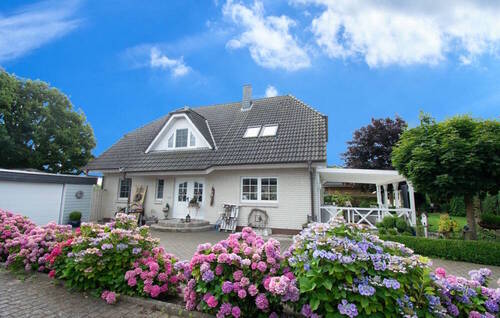 Vorderansicht - Modernisiertes Traumhaus in Sackgassenendlage mit Platz für die ganze Familie in Pahlen