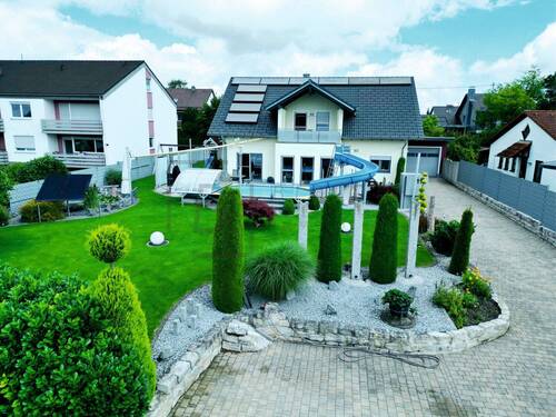 Hausansicht - Modernes Einfamilienhaus mit beheiztem Pool: Spitzenenergieeffizienz mit nur 12 kWhm²