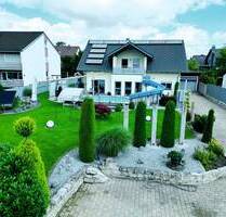 Modernes Einfamilienhaus mit beheiztem Pool: Spitzenenergieeffizienz mit nur 12 kWhm² - Bernstadt