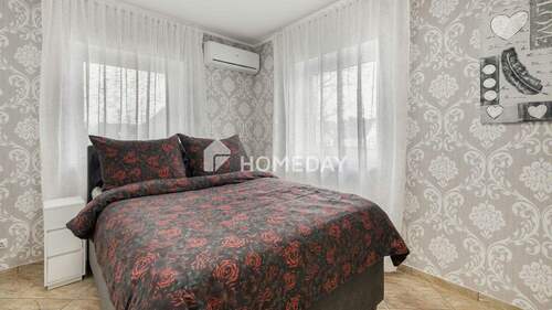 1. OG Schlafzimmer 1 - 