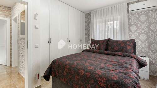 1. OG Schlafzimmer 2 - 