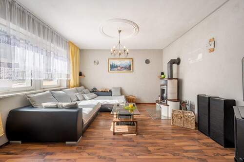 Wohnzimmer - 5 Zimmer Einfamilienhaus zum Kaufen in Bruchsal