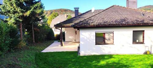 Garten und Terrasse.jpg - Einfamilienhaus mit Einliegerwohnung in Weinberglage