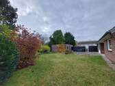 Blick in den Garten mit Terrasse und Garage - Einfamilienhaus mit 100,40 m&sup2; in Neumünster zum Kaufen